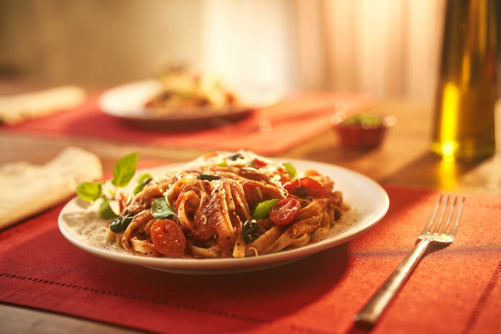 Fettuccine Com Tomate Assado Azeitona Preta E Manjericão Santa Amália